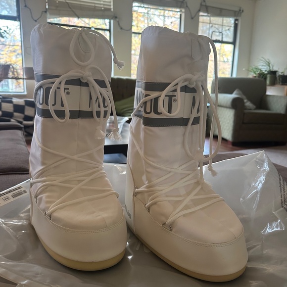 White Icon Moon Boots - Picture 3 of 10